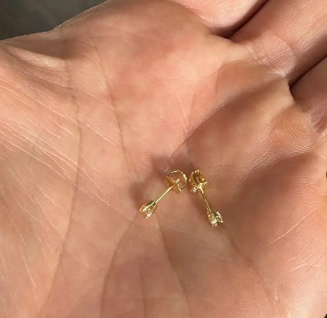 18K Yellow Gold 0.10 ct twt Diamond Screwback Earrings 