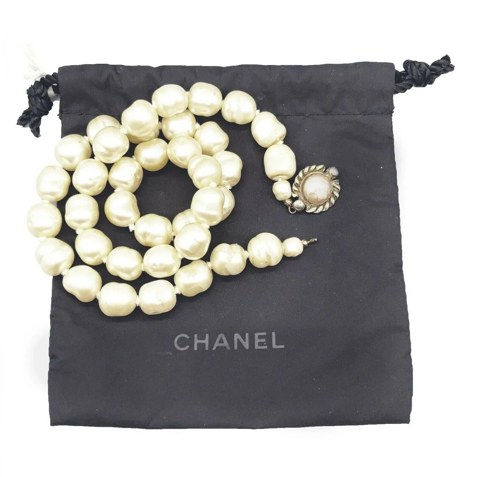 CHANEL - Vintage 1981 Pearl Single Strand Necklace - Creme / Gold - Broken Clasp