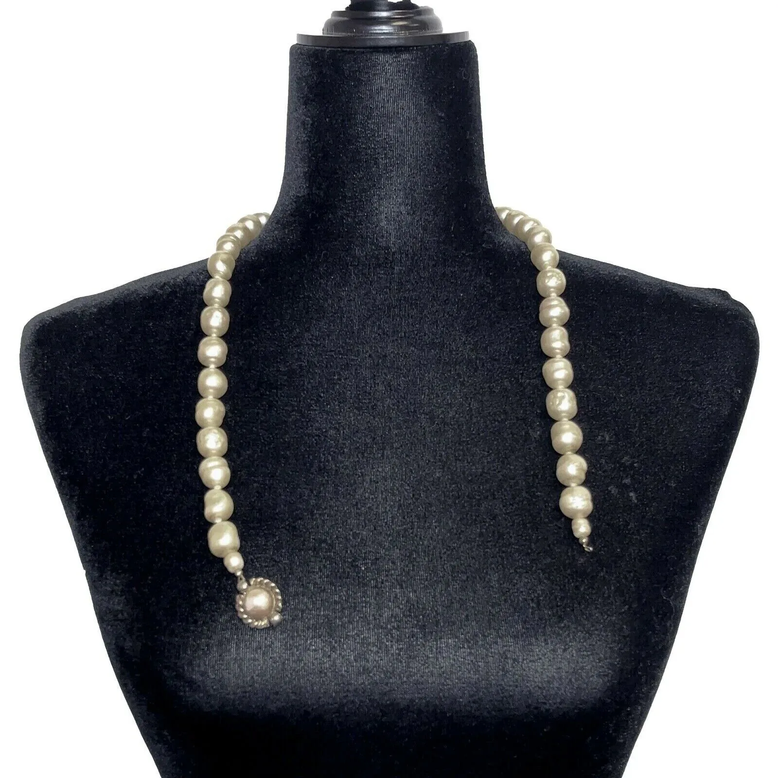 CHANEL - Vintage 1981 Pearl Single Strand Necklace - Creme / Gold - Broken Clasp