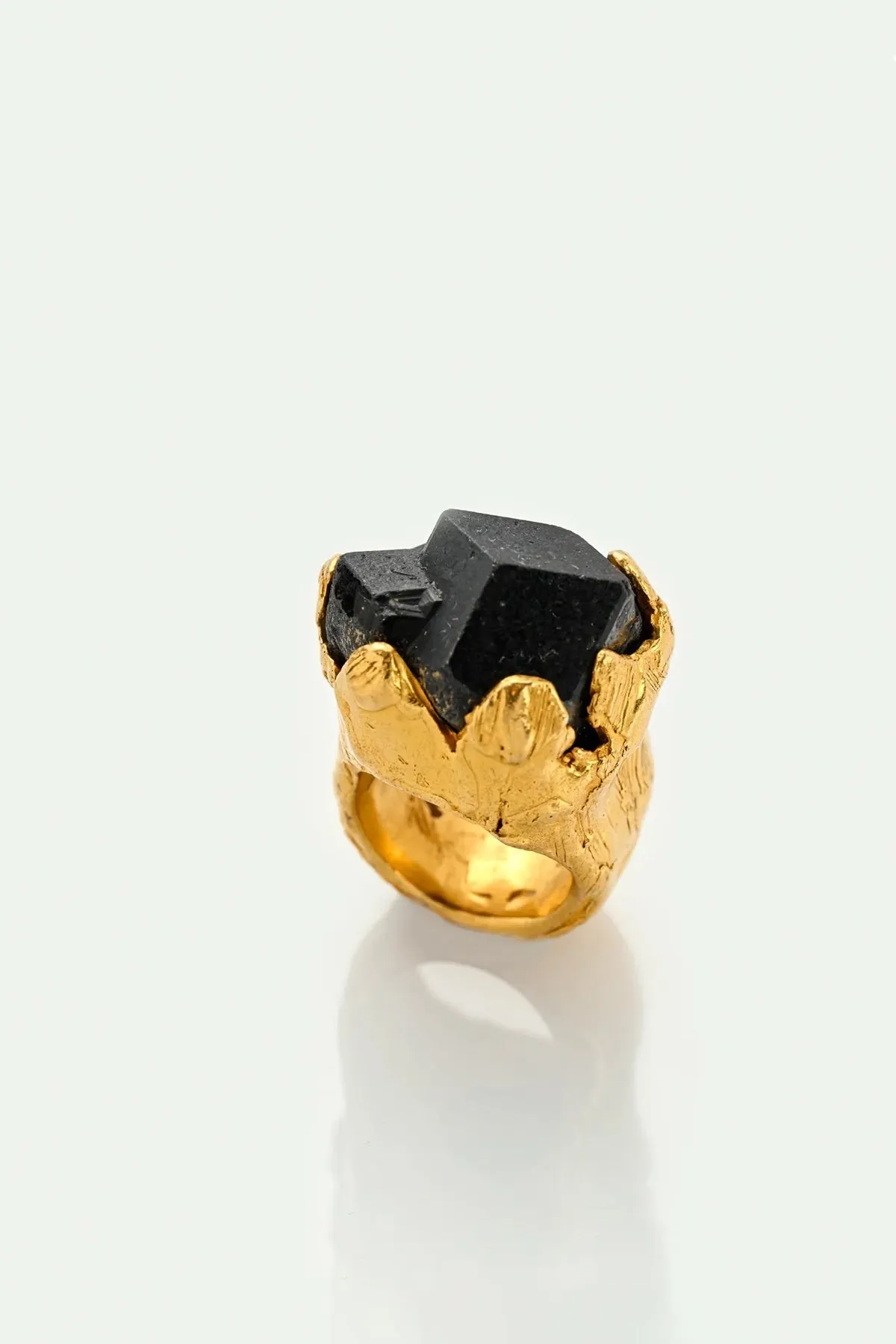 MARIE-ALEXANDRINE YVERNAULT | VELA GARNET RING