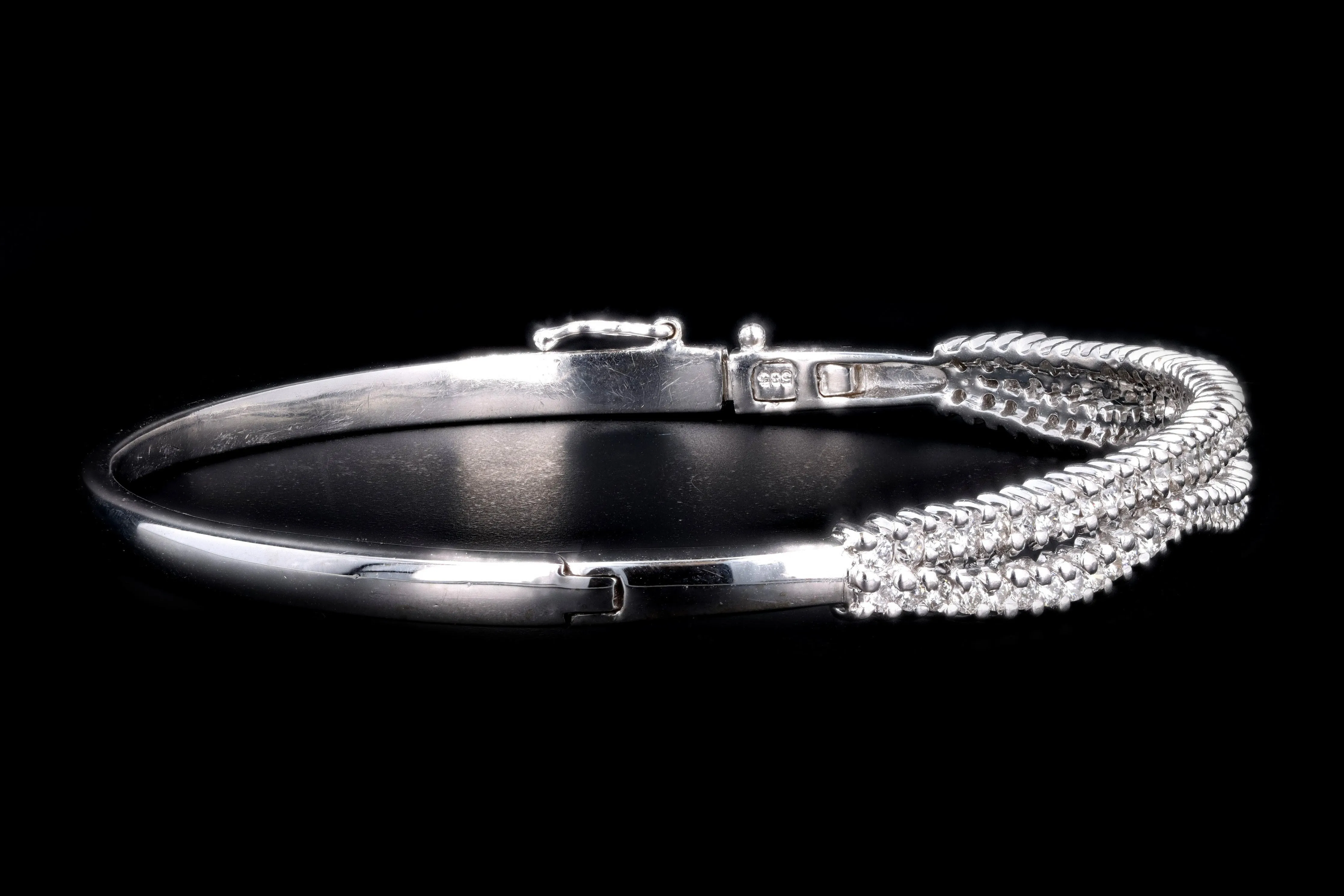 Modern 14K White Gold 1.50 Carat Round Brilliant Diamond Bangle