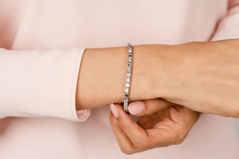 Round And Baguette Diamond Bracelet with 4.56 ct.(finished) 3.5x1.5mm, 3mm