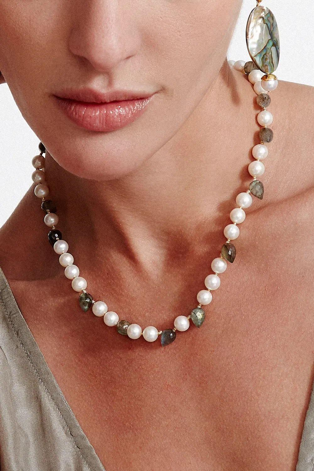 Willa Necklace in White Pearl Mix